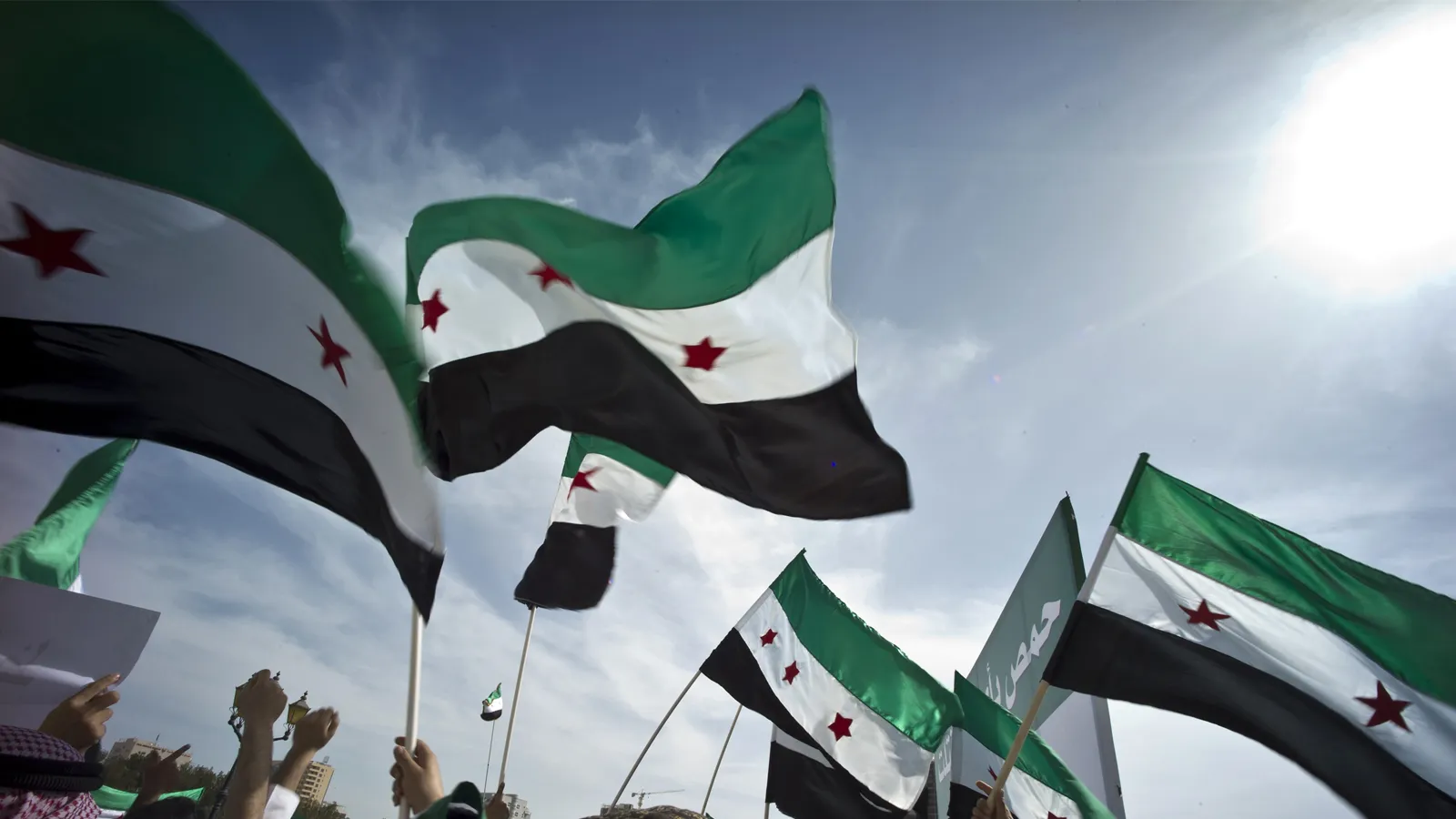 السنة في سوريا بعد سقوط الأسد: بين المعاناة والطموح لقيادة المستقبل