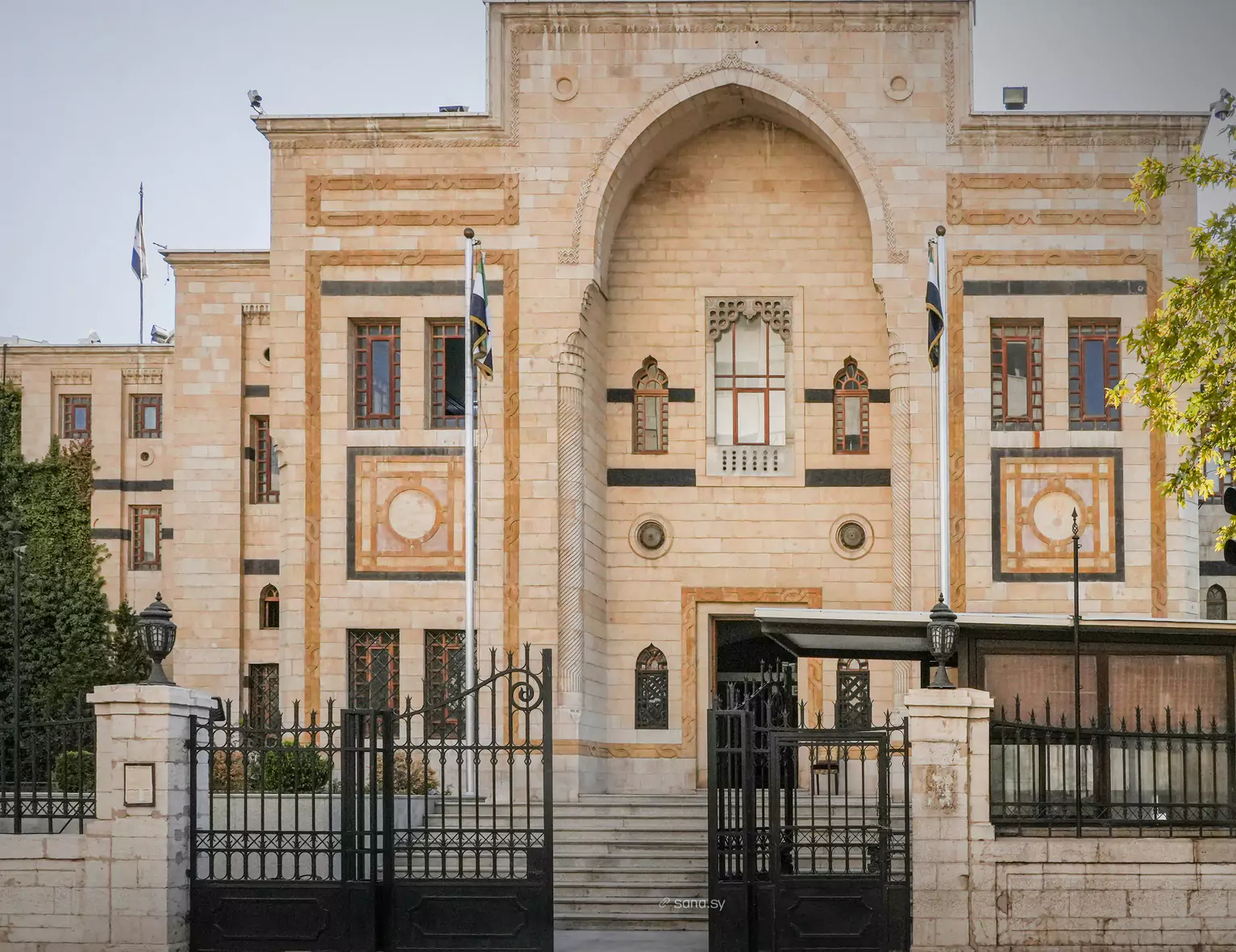 البرلمان بعد السقوط: هل يكون مجلس الشعب بوابة الدولة الجديدة أم واجهة للسلطة المؤقتة؟