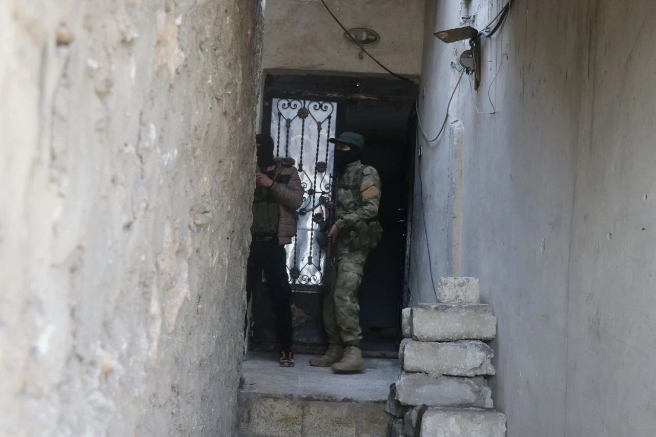 اعتقال مسؤول كاميرات المراقبة في سجن صيدنايا وقائد ميداني من فلول نظام الأسد
