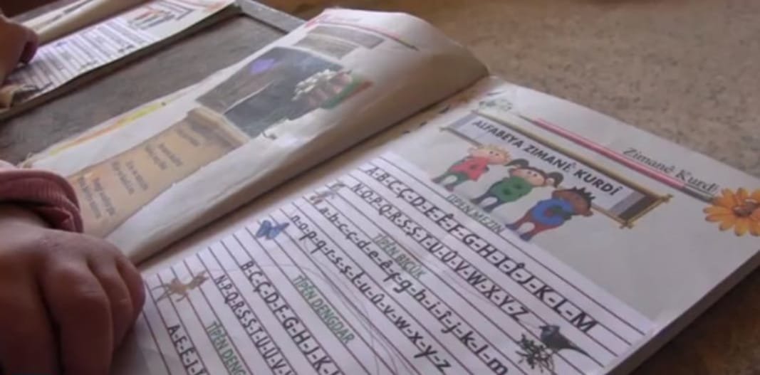 بين المنهاج والهوية… طلاب الحسكة يواجهون مستقبلًا غامضًا